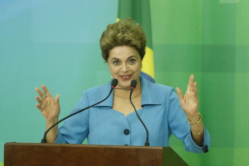 Dilma vai anunciar reajustes no Bolsa Fam&iacute;lia e na tabela do IR 