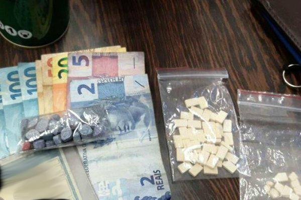 Suspeitos foram flagrados dentro de &ocirc;nibus com mais de 80 ecstasys para festa em Canoas
