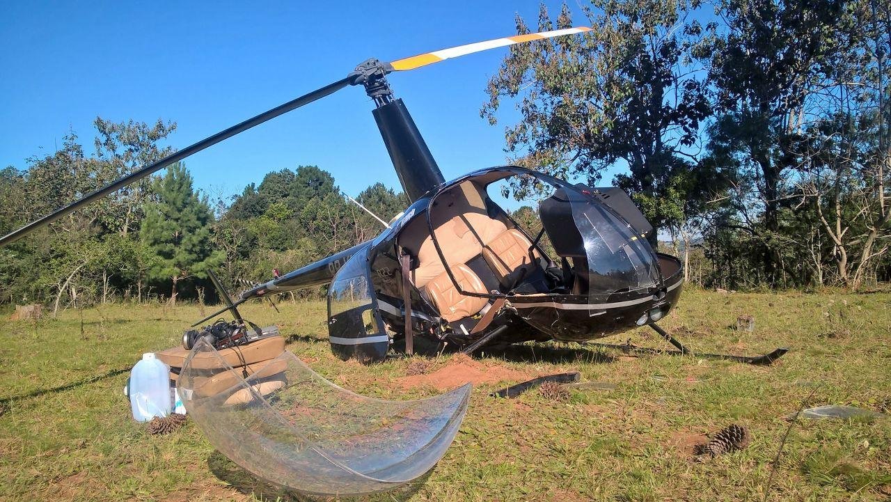 Helic&oacute;ptero cai em &aacute;rea rural de Viam&atilde;o