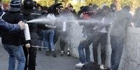 Polícia usa gás lacrimogêneo em protesto do Dia do Trabalho em Paris