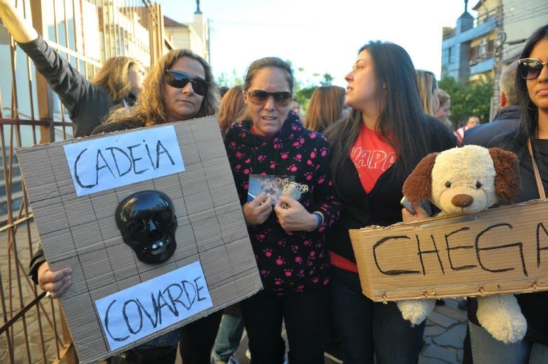 Donos de animais de estima&ccedil;&atilde;o protestam contra morte de c&atilde;o