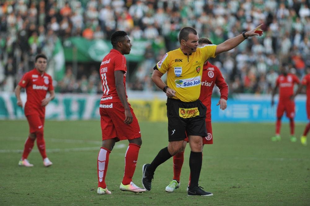 Vitinho foi expulso ap&oacute;s cometer falta por tr&aacute;s em Bruno Ribeiro