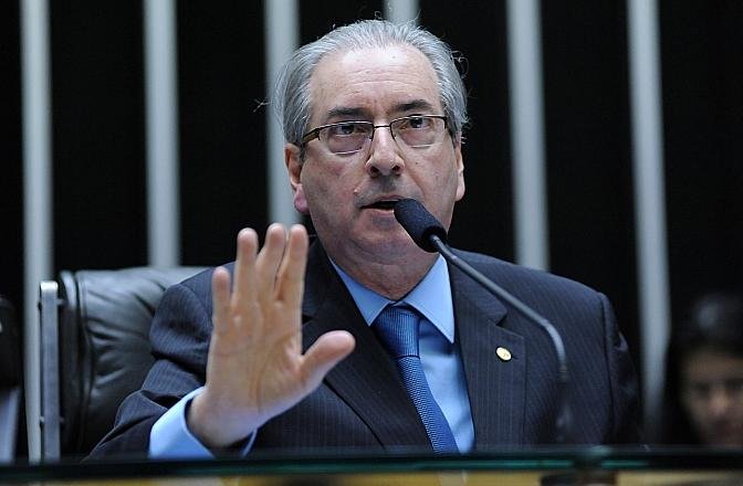 Eduardo Cunha alertou que Dilma est&aacute; &acute;abrindo um buraco&acute; no Brasil
