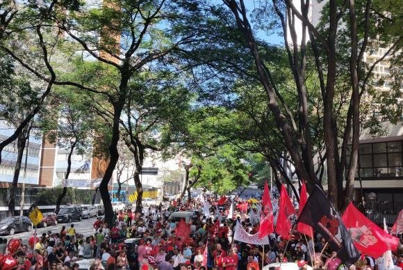 Protesto em Minas Gerais pretende mobilizar popula&ccedil;&atilde;o contra processo e n&atilde;o tem data para acabar