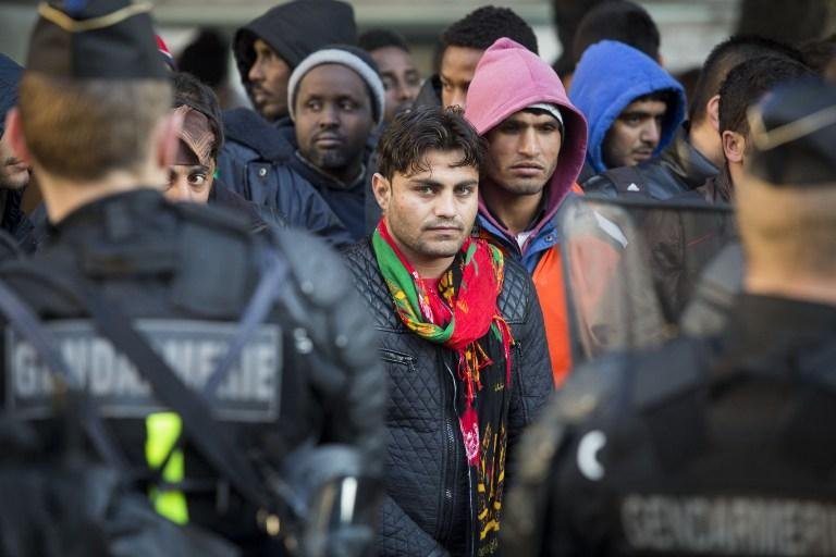 Autoridades de Paris retiram imigrantes de acampamento pr&oacute;ximo &agrave; esta&ccedil;&atilde;o de metr&ocirc;
