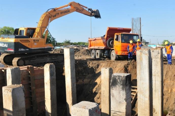 Mais de 300 oper&aacute;rios das obras da Ponte do Gua&iacute;ba s&atilde;o demitidos 