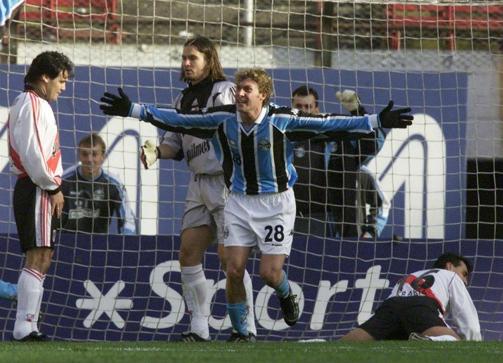 Rodrigo Gral comemora um dos quatro gols do Gr&ecirc;mio contra o River no Monumental de Nu&ntilde;es