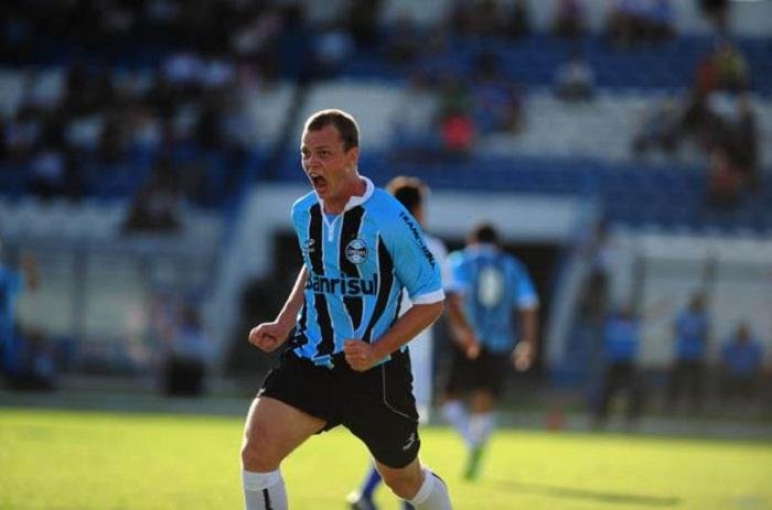 Gr&ecirc;mio negocia troca de jogadores com Ava&iacute;