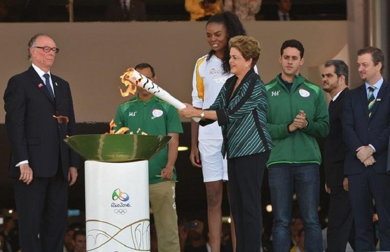 Cerim&ocirc;nia marcou revezamento da tocha ol&iacute;mpica no Brasil	