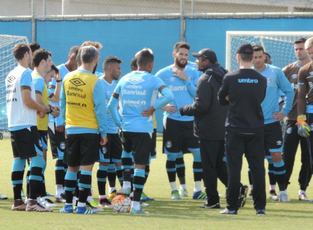 Treino foi marcado por cobran&ccedil;as fortes do t&eacute;cnico Roger Machado