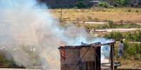 Dois barracos foram incendiados pelos moradores durante a desocupação