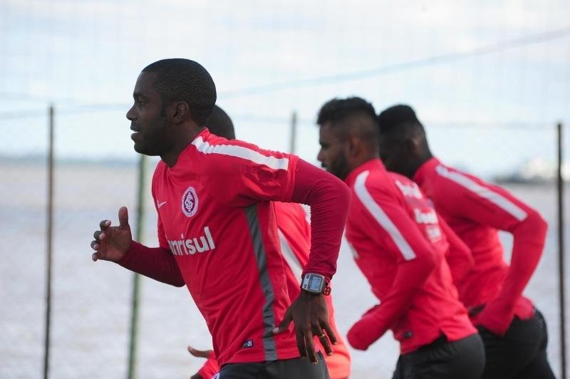 Fabinho quer evitar soberba antes da final