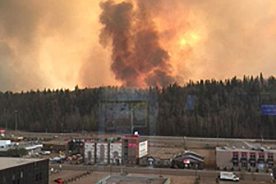 Cem mil habitantes de Fort McMurray receberam aviso para levarem apenas o necess&aacute;rio