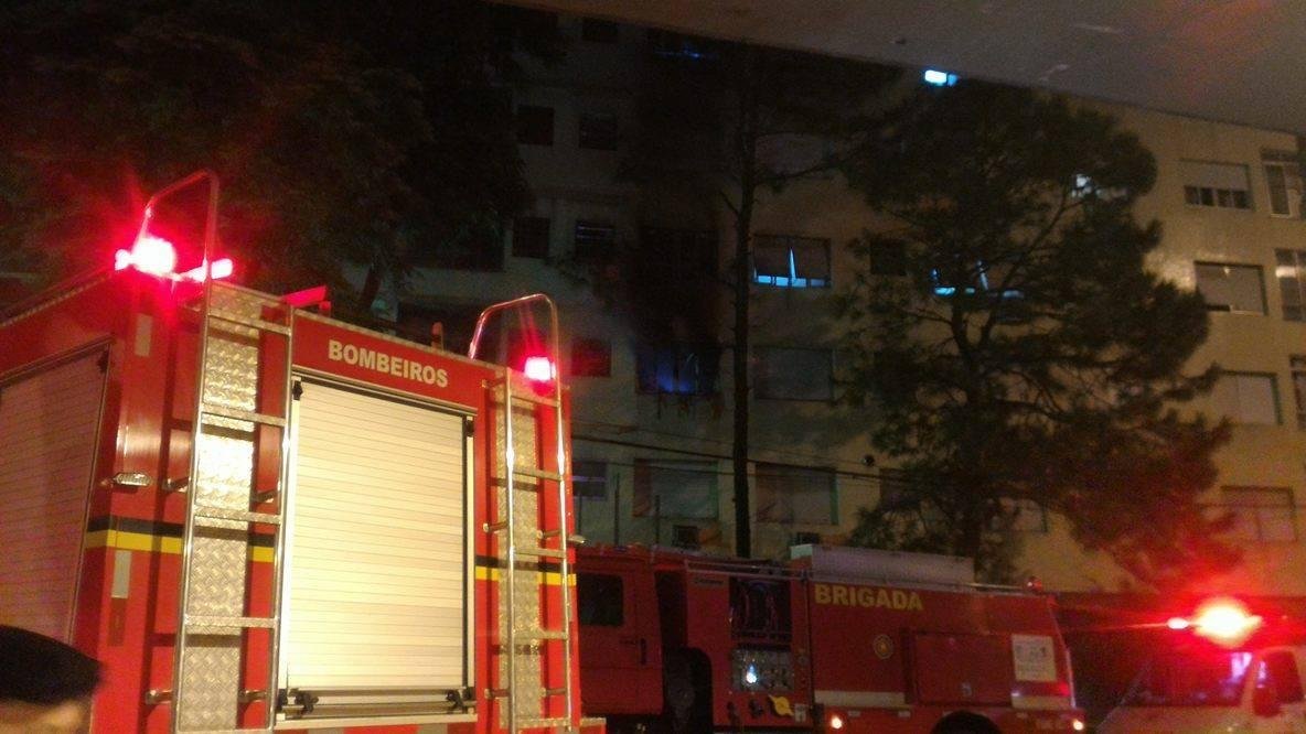 Pr&eacute;dio &eacute; evacuado ap&oacute;s inc&ecirc;ndio no bairro Rio Branco