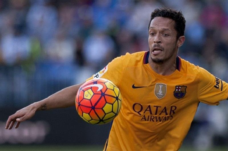 Lateral esquerdo Adriano, do Barcelona, denunciado por fraude fiscal