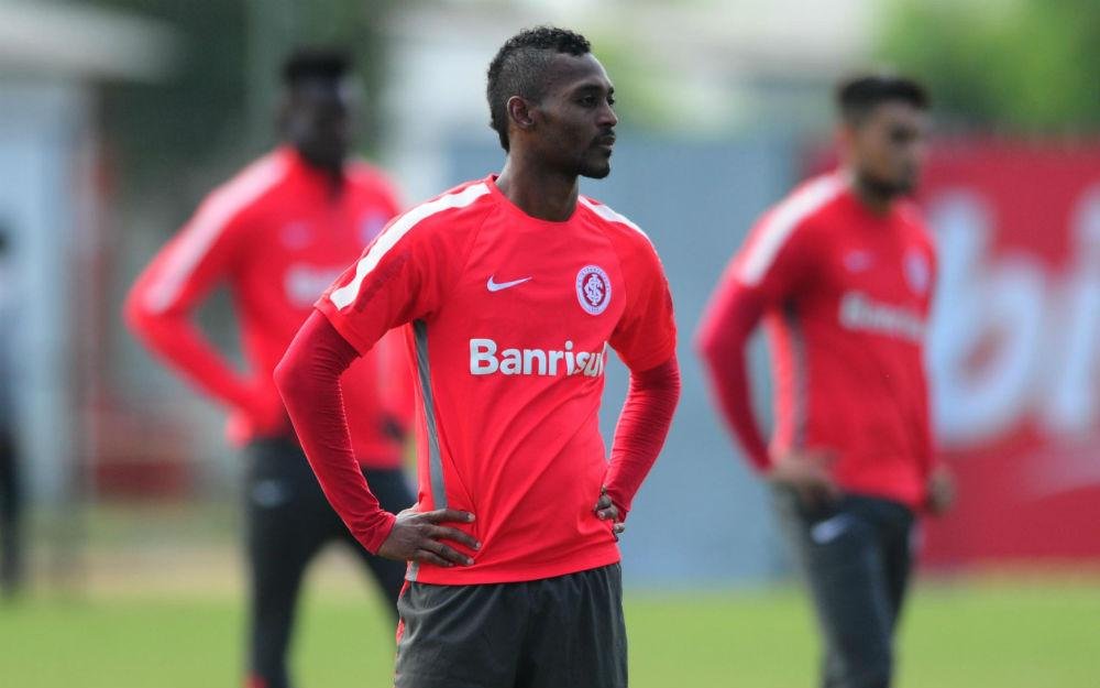Marquinhos &eacute; uma das op&ccedil;&otilde;es para substituir Vitinho, suspenso