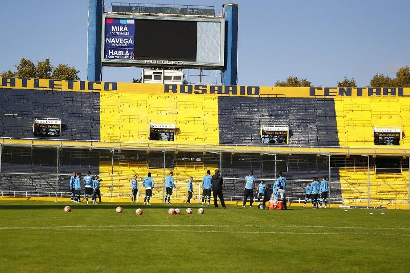 Gr&ecirc;mio faz treino de conhecimento do gramado do Arroyito 