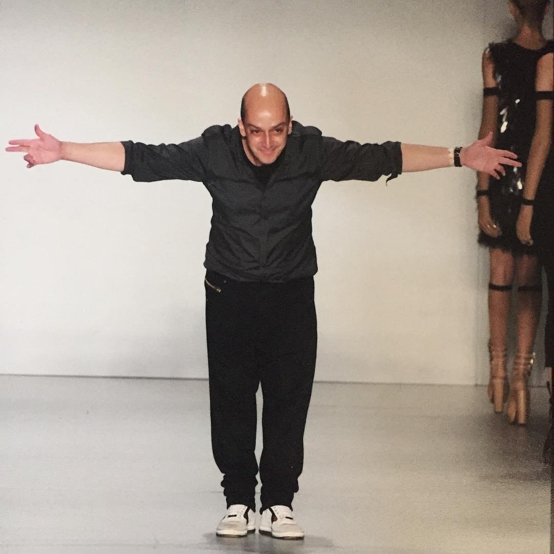 Pombal agradecendo ao fim do &uacute;tlimo desfile pela marca, no SPFW