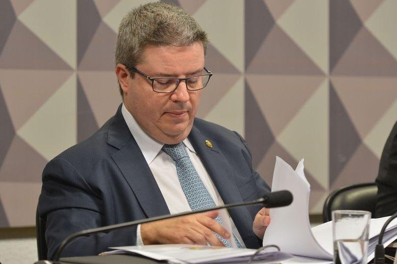 Senador Antonio Anastasia (PSDB-MG) escreveu parecer de 126 p&aacute;ginas favor&aacute;vel &agrave; admissibilidade do processo contra a presidente Dilma