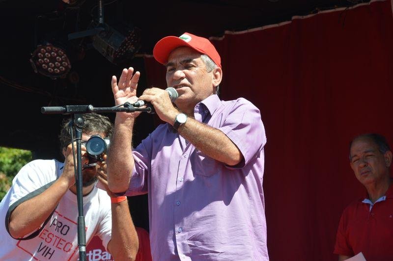 Gilberto Carvalho admite que Dilma "vai descer a rampa", mas luta continuar&aacute;