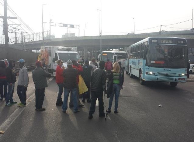 Manifesta&ccedil;&atilde;o reivindica pagamento de aluguel social e bloqueia tr&acirc;nsito em Porto Alegre