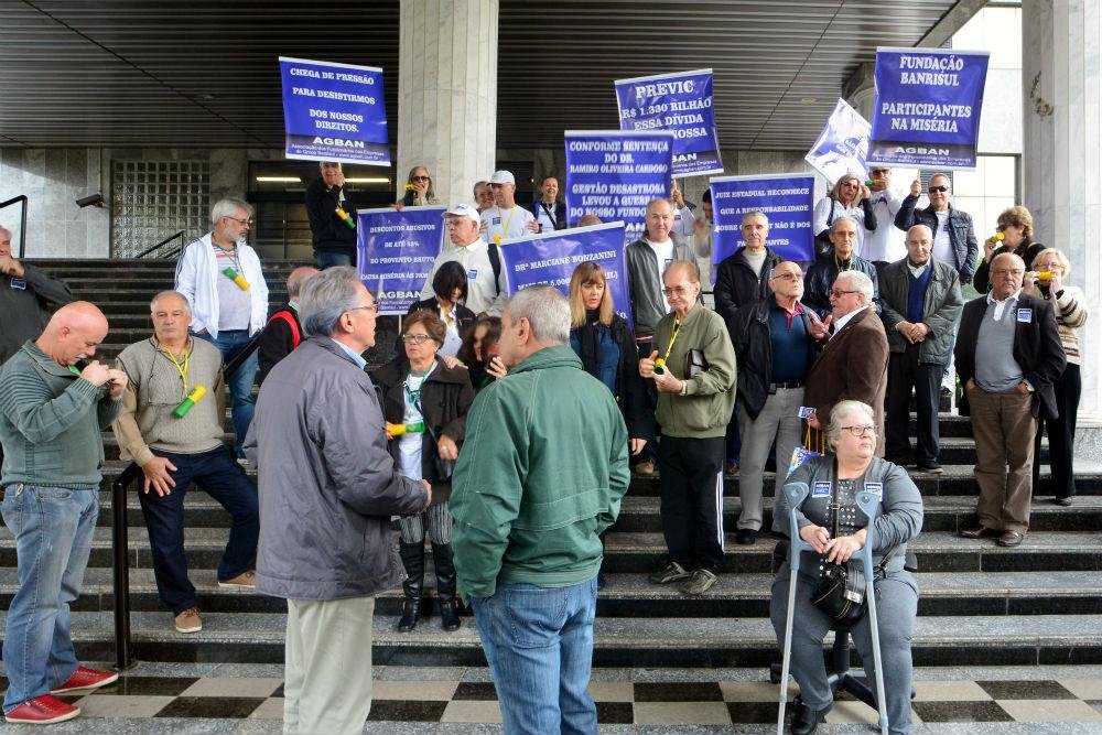 Funcion&aacute;rios e aposentados protestaram contra d&eacute;ficit bilion&aacute;rio do fundo de pens&atilde;o 