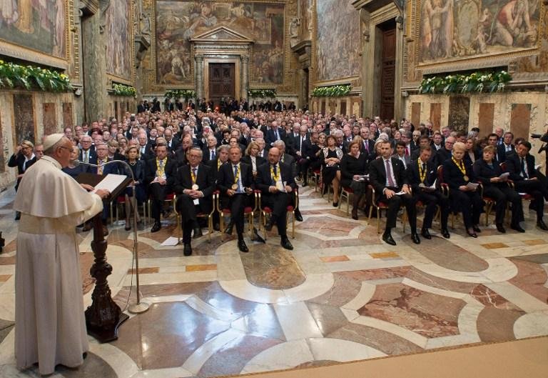 Ao receber pr&ecirc;mio Carlomagno, Francisco faz apelo a l&iacute;deres europeus