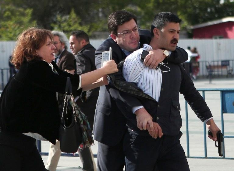Tentativa de assassinato de jornalista opositor turco em frente ao tribunal