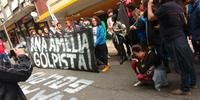 Grupo faz protesto em frente a escritório de Ana Amélia em Porto Alegre