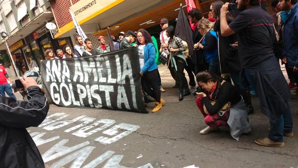 Grupo faz protesto em frente a escrit&oacute;rio de Ana Am&eacute;lia em Porto Alegre