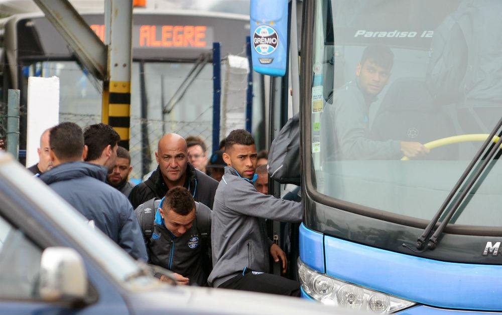 Jogadores se abaixam para n&atilde;o ser atingidos por pedras