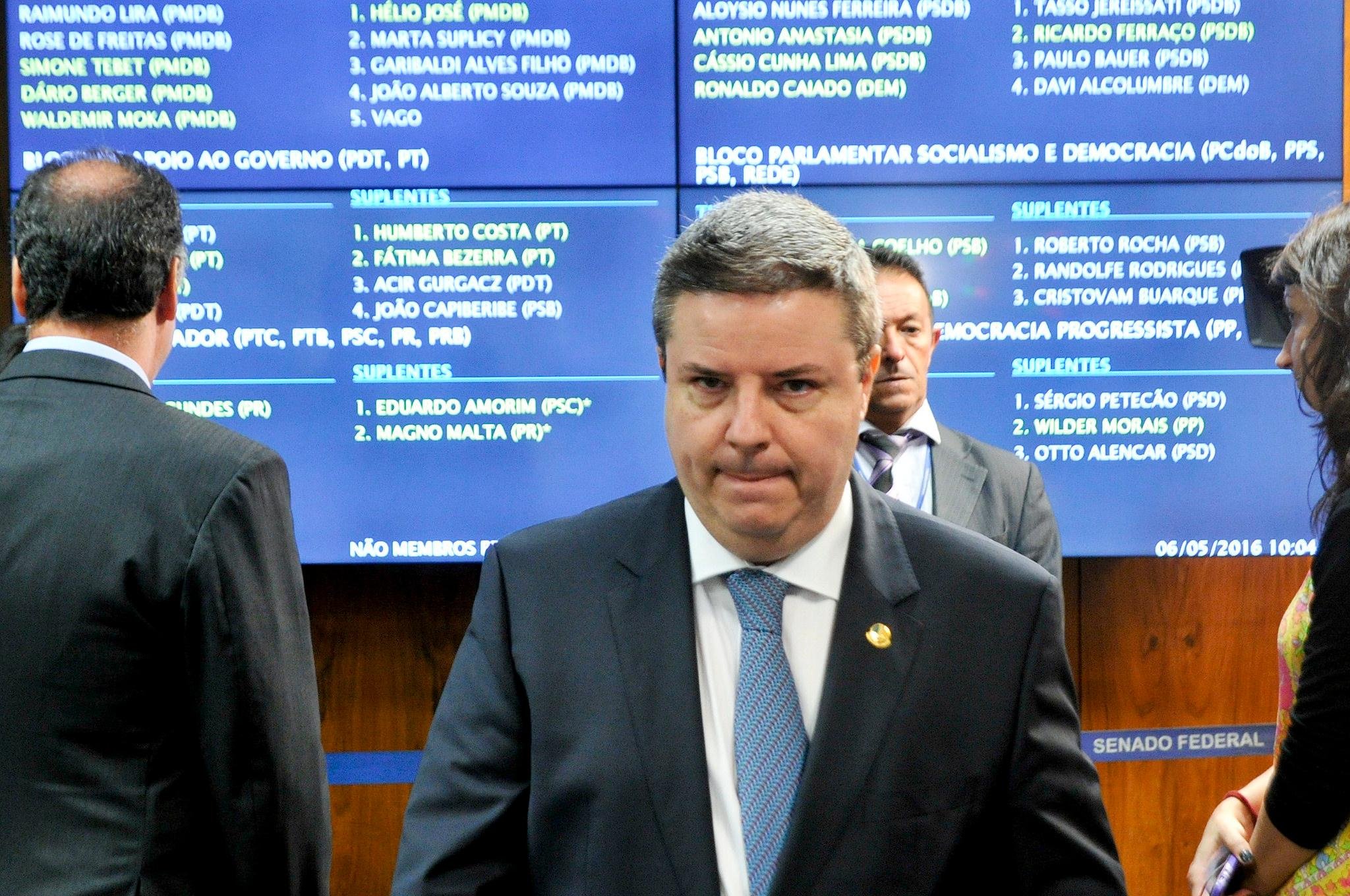 Senadores aprovam parecer do pedido de impeachment