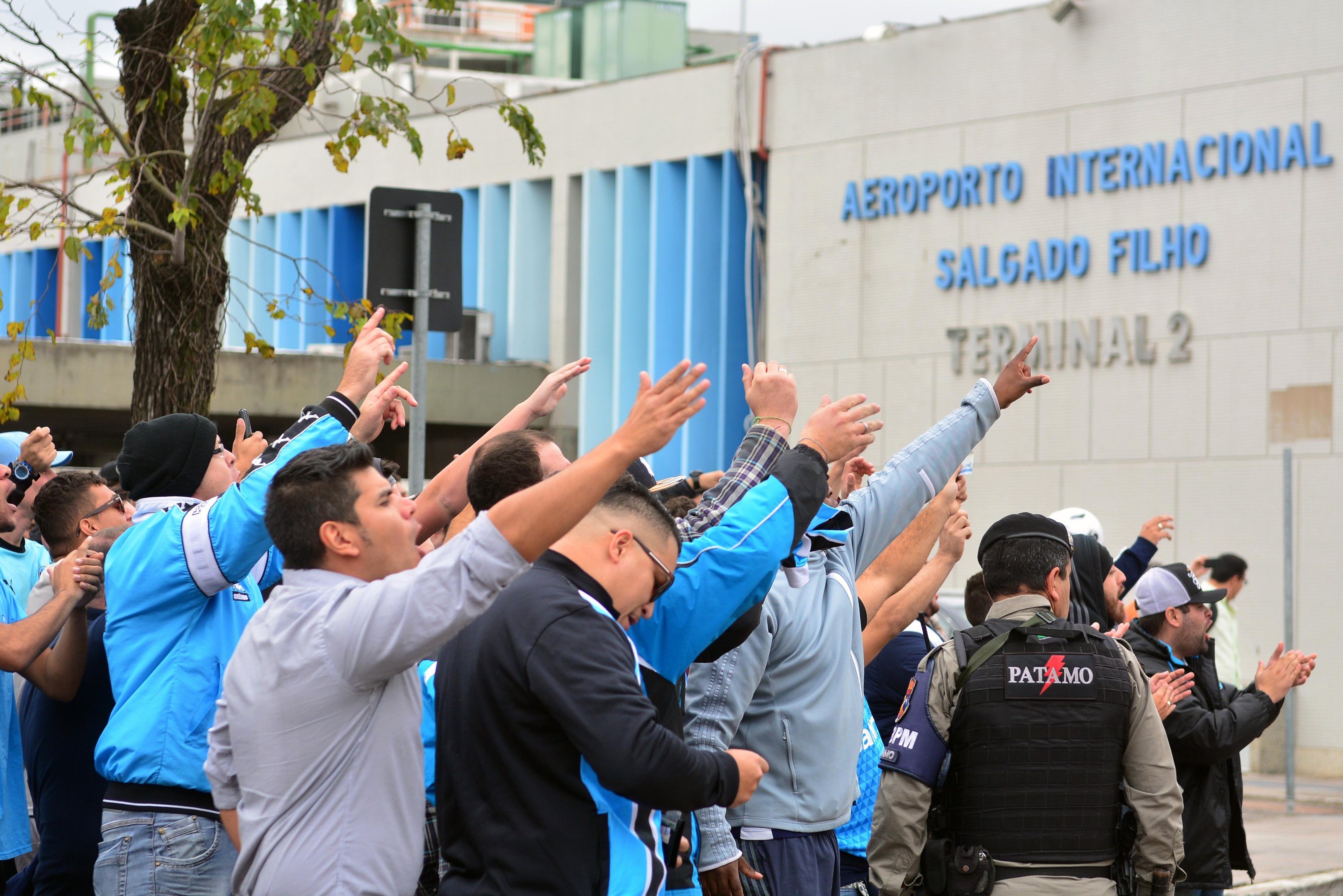 Gr&ecirc;mio enfrentou protestos na chegada em Porto Alegre