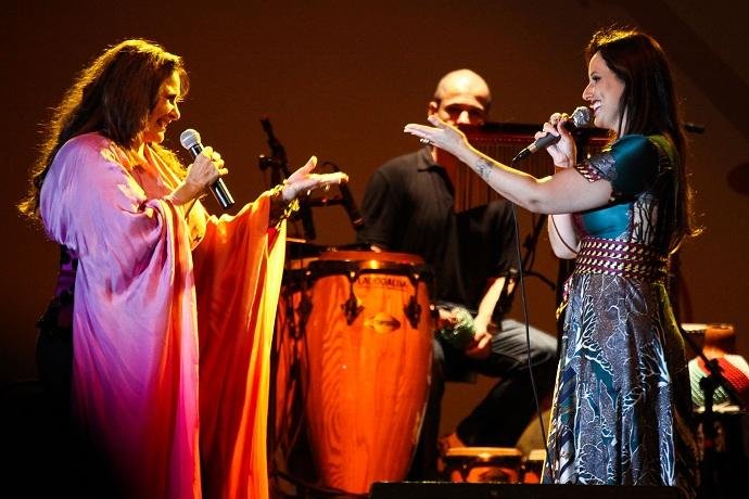 Faf&aacute; de Bel&eacute;m sobe ao palco acompanhada da filha, Mariana