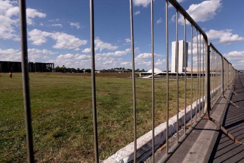 DF come&ccedil;a a montar grades na Esplanada para vota&ccedil;&atilde;o do impeachment
