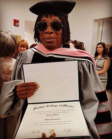 Milton Nascimento recebe t&iacute;tulo de doutor em universidade dos EUA