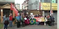 Grupo de manifestantes favoráveis ao governo se reúnem em frente a residência de Dilma em Porto Alegre