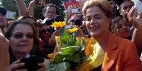 Dilma recebe homenagem de manifestantes pelo Dia das Mães em Porto Alegre
