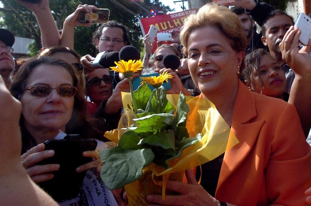 Dilma recebe homenagem de manifestantes pelo Dia das M&atilde;es em Porto Alegre