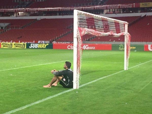 Inter divulgou foto de Alisso chorando no gramado do Beira-Rio