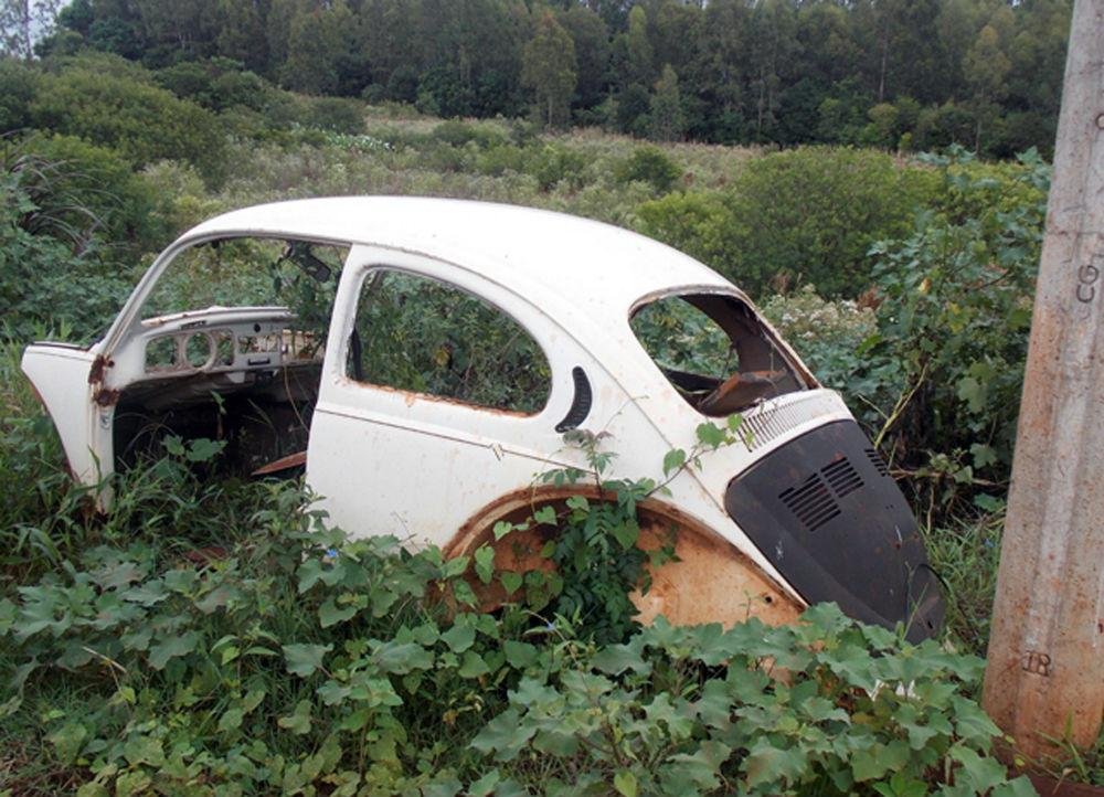 Carros abandonados ocupam vagas e podem virar criadouro de mosquitos