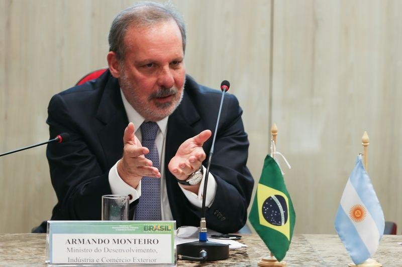 Armando Monteiro deixa cargo de ministro para votar contra impeachment de Dilma