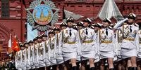 Esquadrão feminino de cadetes desfila em comemoração