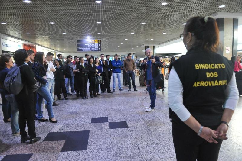 Protesto de trabalhadores atrasa embarques no Salgado Filho em Porto Alegre 