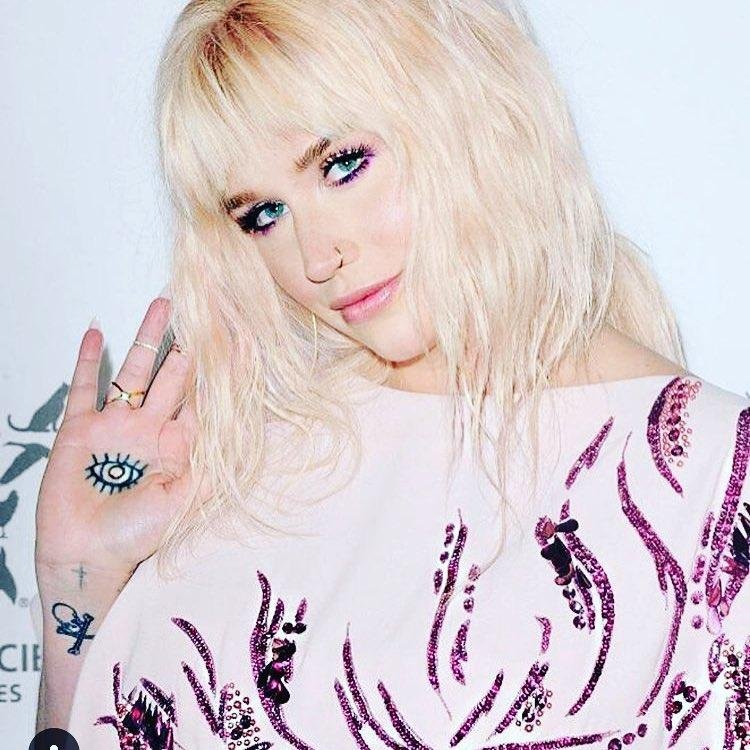 Depois de travar uma batalha legal com seu antigo produtor, a cantora lan&ccedil;ou um novo single em parceria com Zedd