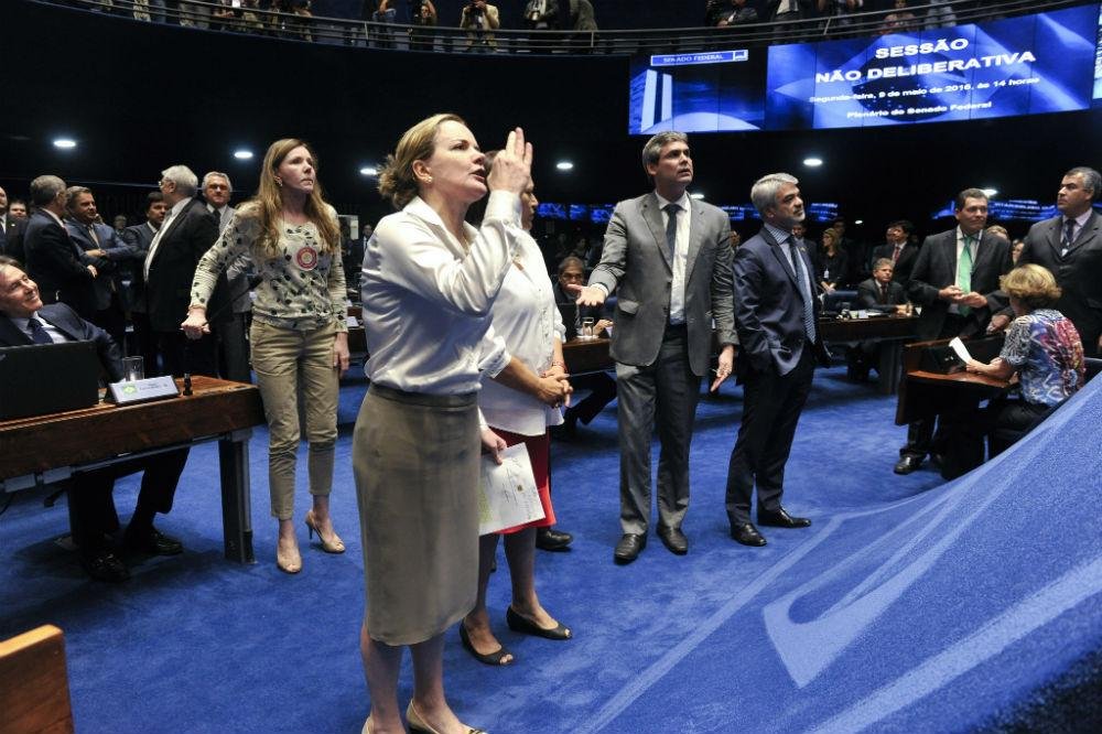 Governistas reclamaram que documento de Anastasia n&atilde;o foi lido na &iacute;ntegra, ferindo direito de defesa