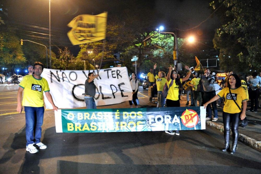Manifestantes protestam a favor do impeachment de Dilma na Goethe