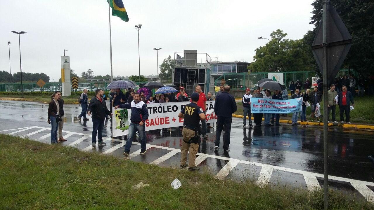Em Esteio, manifestantes montaram bloqueio perto da Refap