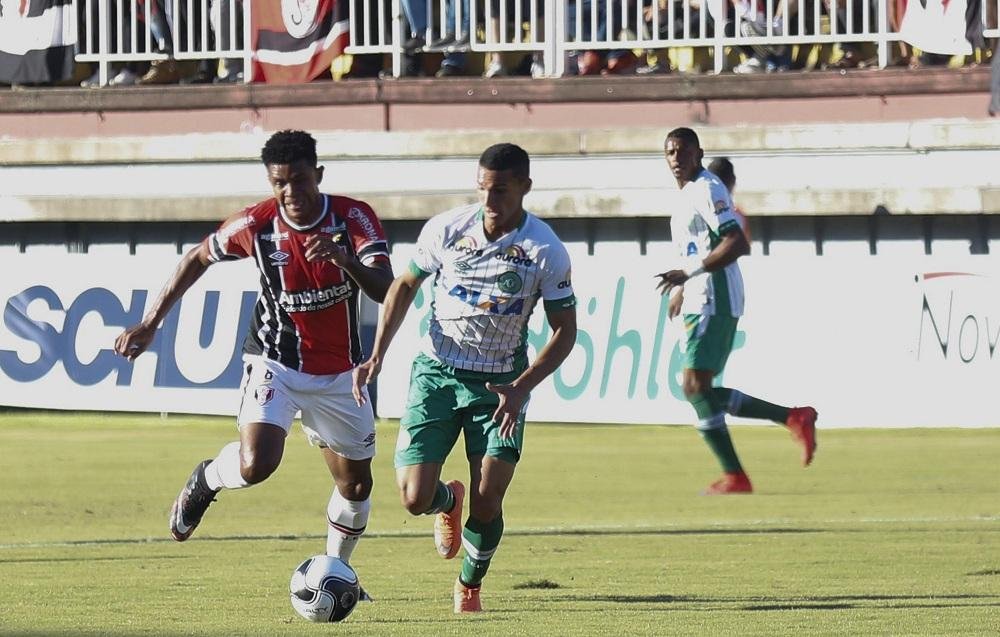 Volante Anselmo deve chegar hoje para assinar contrato com Inter