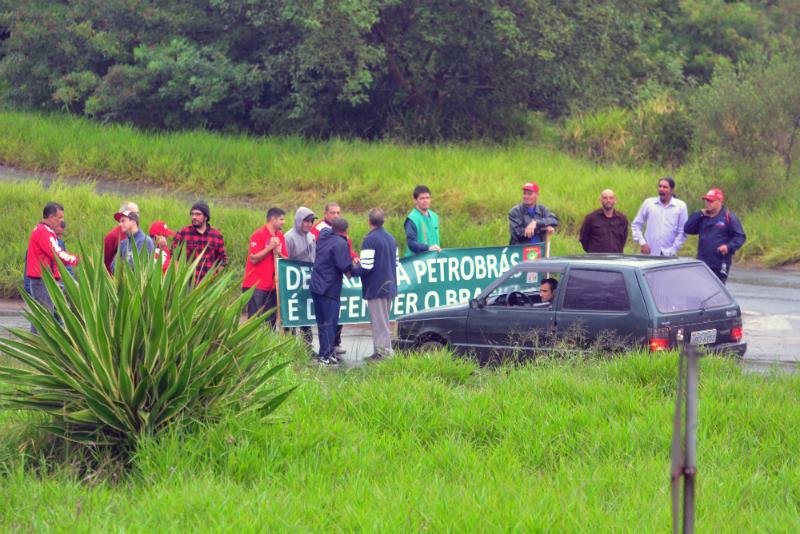 Em Esteio, manifestantes montaram bloqueio perto da Refap